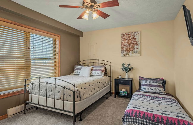 Hickory Haven by Avantstay Hot Tub, Game Room, Theater, Deck - Photo 21