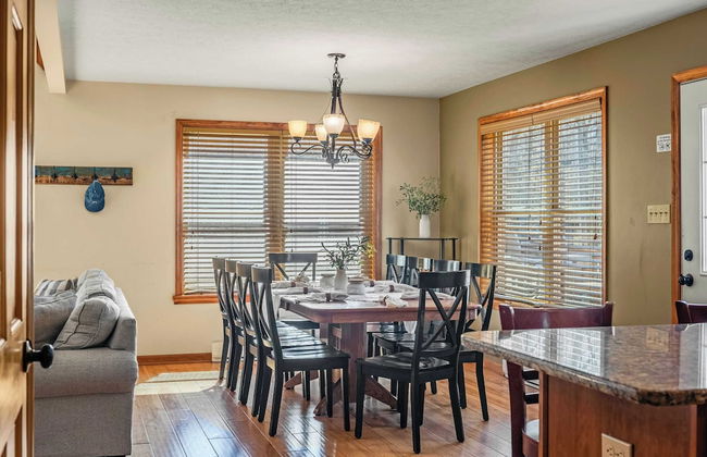 Hickory Haven by Avantstay Hot Tub, Game Room, Theater, Deck - Photo 8