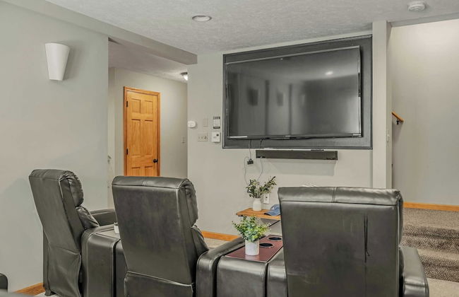 Hickory Haven by Avantstay Hot Tub, Game Room, Theater, Deck - Photo 40