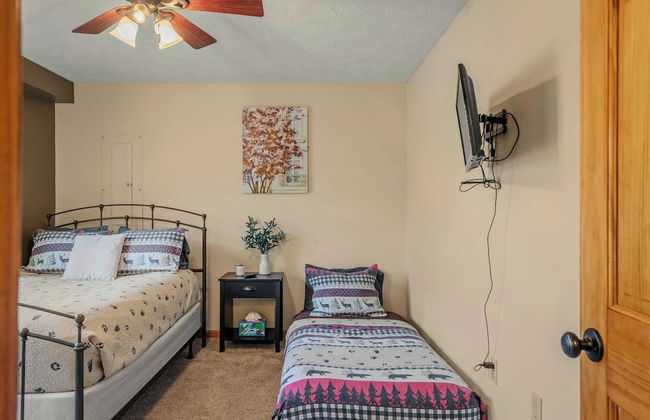 Hickory Haven by Avantstay Hot Tub, Game Room, Theater, Deck - Photo 20