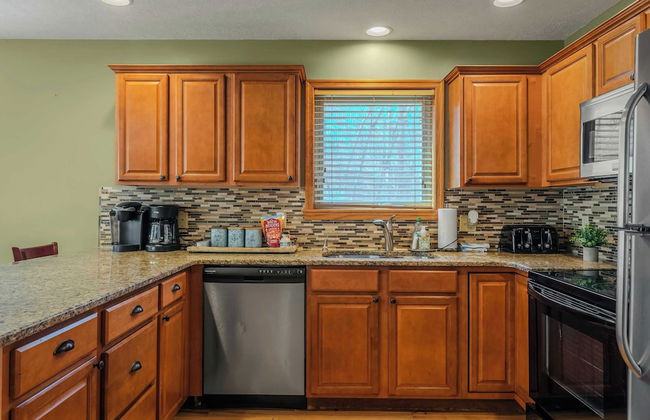 Hickory Haven by Avantstay Hot Tub, Game Room, Theater, Deck - Photo 14