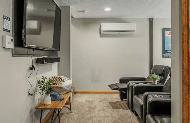 Hickory Haven by Avantstay Hot Tub, Game Room, Theater, Deck - Photo 3