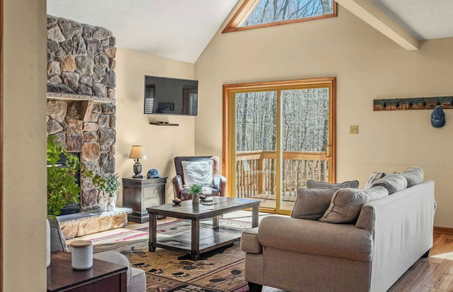 Hickory Haven by Avantstay Hot Tub, Game Room, Theater, Deck - Photo 10