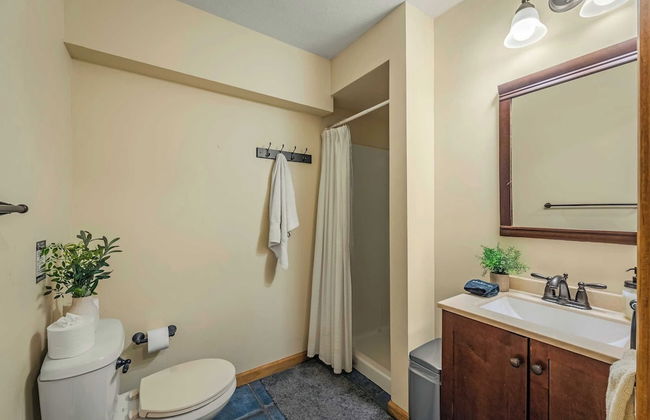 Hickory Haven by Avantstay Hot Tub, Game Room, Theater, Deck - Photo 19