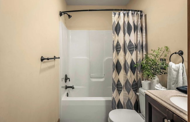 Hickory Haven by Avantstay Hot Tub, Game Room, Theater, Deck - Photo 35