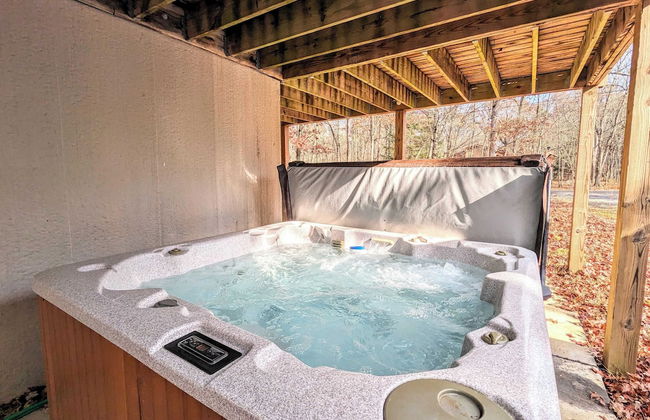 Hickory Haven by Avantstay Hot Tub, Game Room, Theater, Deck - Photo 2
