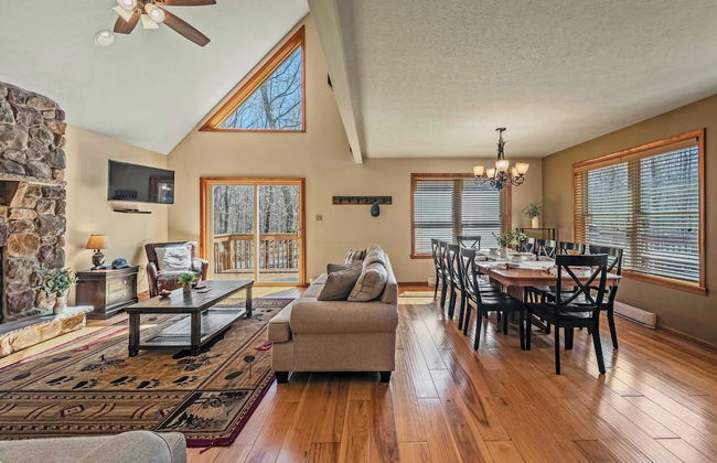 Hickory Haven by Avantstay Hot Tub, Game Room, Theater, Deck - Photo 9