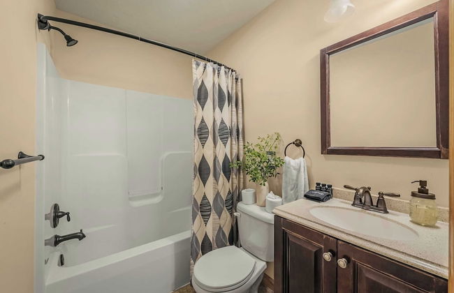 Hickory Haven by Avantstay Hot Tub, Game Room, Theater, Deck - Photo 34