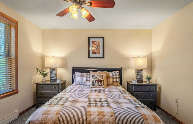 Hickory Haven by Avantstay Hot Tub, Game Room, Theater, Deck - Photo 32