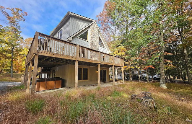 Hickory Haven by Avantstay Hot Tub, Game Room, Theater, Deck - Photo 5