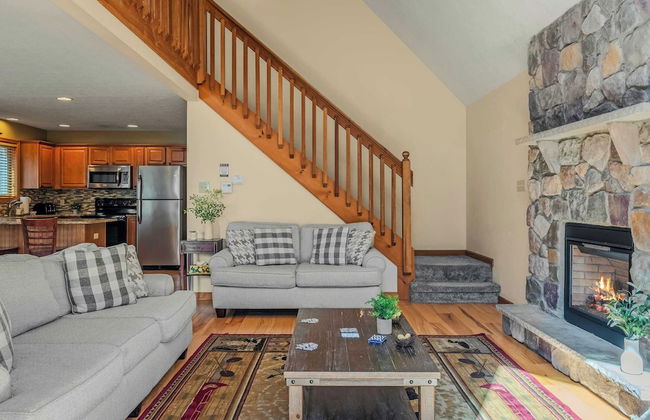 Hickory Haven by Avantstay Hot Tub, Game Room, Theater, Deck - Photo 12