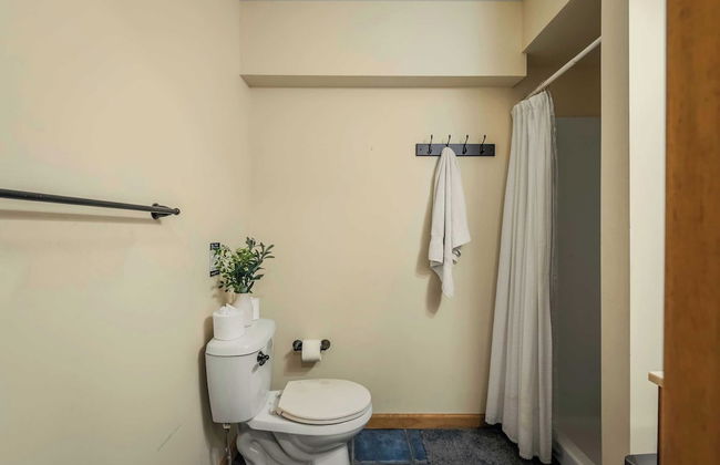 Hickory Haven by Avantstay Hot Tub, Game Room, Theater, Deck - Photo 18