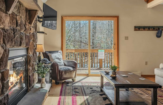 Hickory Haven by Avantstay Hot Tub, Game Room, Theater, Deck - Photo 11