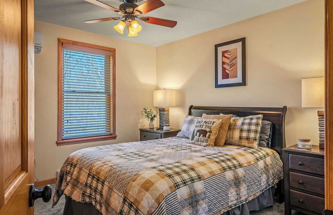 Hickory Haven by Avantstay Hot Tub, Game Room, Theater, Deck - Photo 33