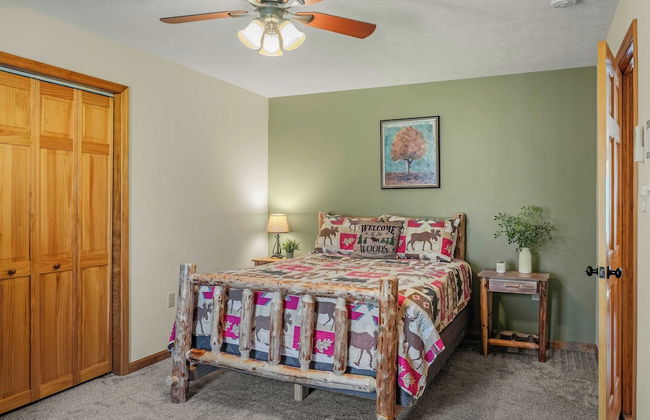 Hickory Haven by Avantstay Hot Tub, Game Room, Theater, Deck - Photo 24