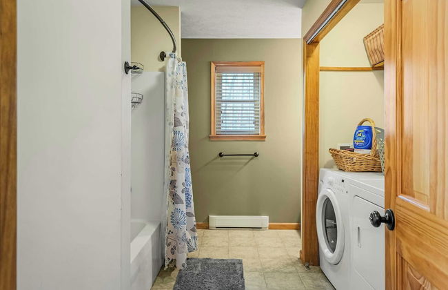 Hickory Haven by Avantstay Hot Tub, Game Room, Theater, Deck - Photo 29