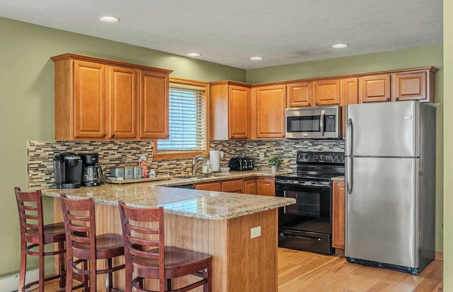 Hickory Haven by Avantstay Hot Tub, Game Room, Theater, Deck - Photo 7