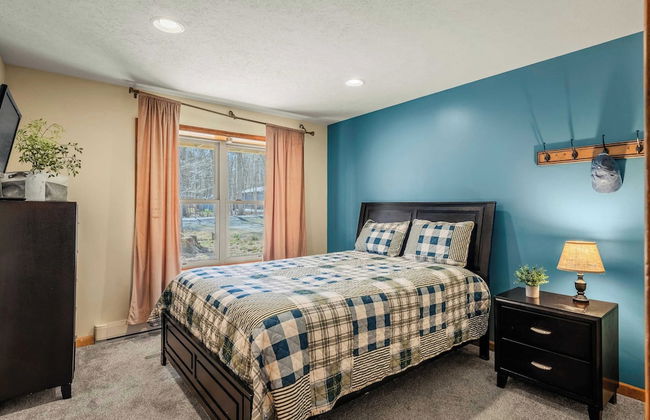 Hickory Haven by Avantstay Hot Tub, Game Room, Theater, Deck - Photo 16