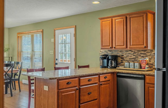 Hickory Haven by Avantstay Hot Tub, Game Room, Theater, Deck - Photo 15