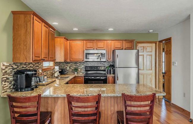 Hickory Haven by Avantstay Hot Tub, Game Room, Theater, Deck - Photo 13