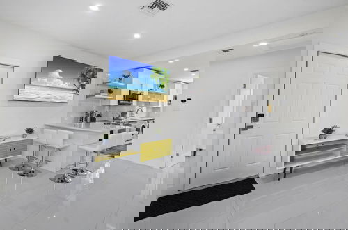 Photo 4 - Bnb Hyperion - Modern 1B Haven in Fort Lauderdale