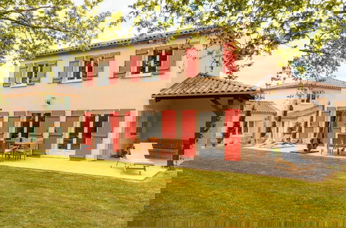 Foto 44 - Spacious and Modern Villa With Large Garden and BBQ Area