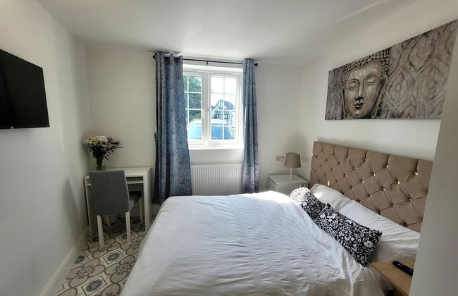 Tranquil Studio Retreat With Free Parking - Photo 1