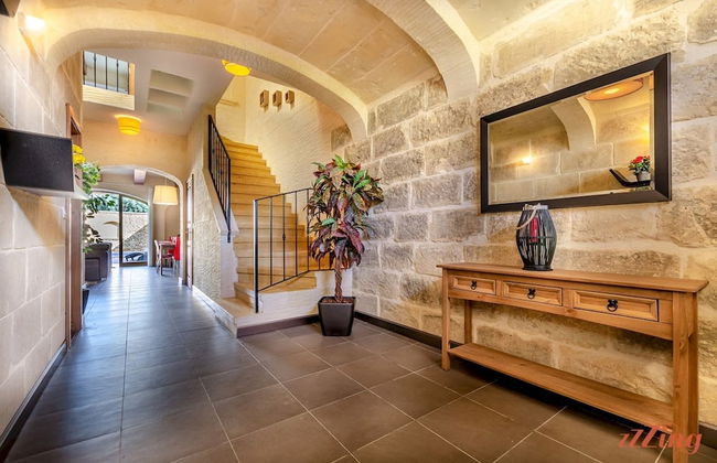 A Stunning Pet Friendly Villa With a Pool Gozo - Photo 2