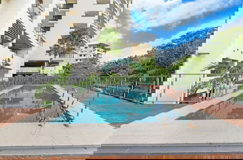Photo 12 - Zen Arkaba 3BR Luxury Waterfront Apt Pool BBQ