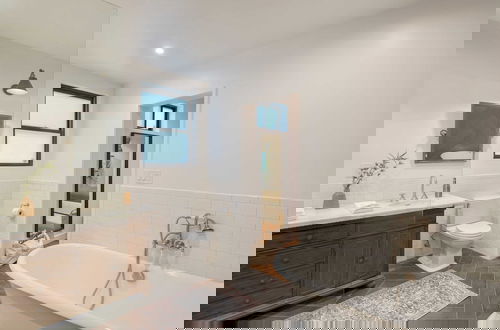 Foto 23 - Silver Screen by Avantstay Luxe Backyard Escape