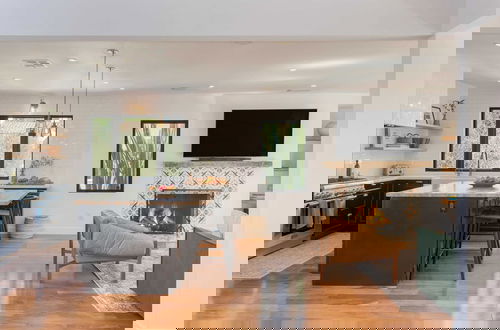 Foto 11 - Silver Screen by Avantstay Luxe Backyard Escape
