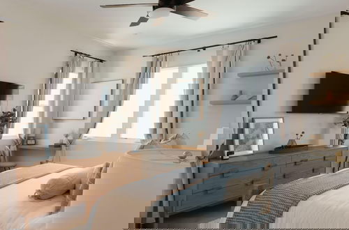 Foto 56 - Mediterranean Modern Steps to Beach Dining w Spa