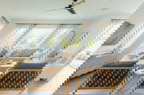 Foto 3 - Mediterranean Modern Steps to Beach Dining w Spa