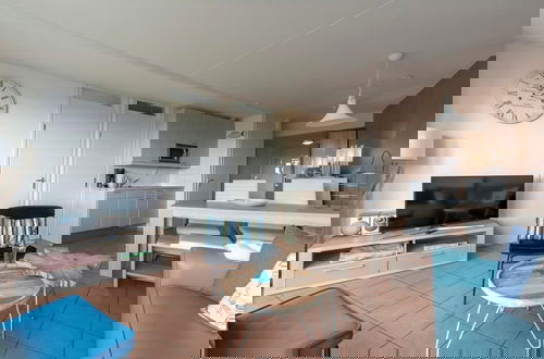 Foto 7 - Modern Home With Balcony