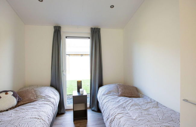 Beautiful Chalet With Airco, in a Holiday Park - Foto 2