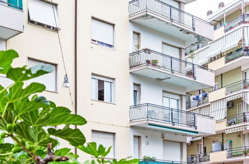 Photo 22 - Chiavari Colorful Flat with Garage