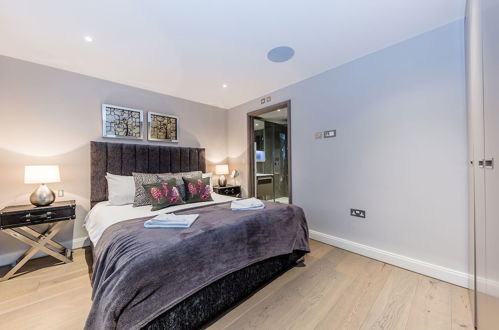 Photo 15 - Lux St James Apartment Central London with WIFI - by City Stay London