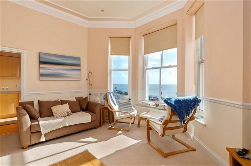 Photo 4 - 7 South Beach Court - Sea Front Apartment With Spectacular Sea Views