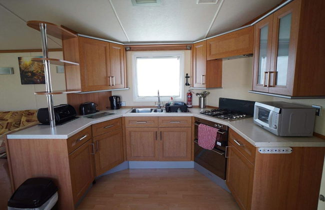 2 Bedroom Caravan at Heacham Beach With Decking - Photo 6