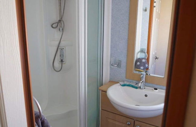 2 Bedroom Caravan at Heacham Beach With Decking - Photo 11