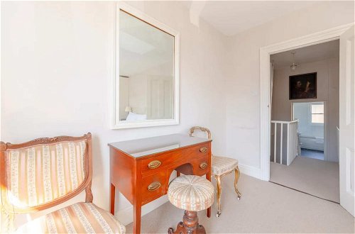 Photo 38 - Charming 2 Bedroom Home in West London