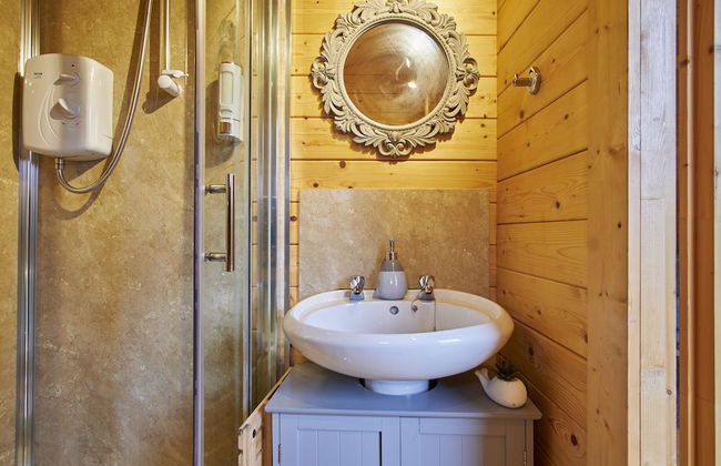 1-bed Cabin, 2 Adults, Wood Burning Hot Tub & Fire - Foto 17