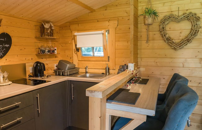 1-bed Cabin, 2 Adults, Wood Burning Hot Tub & Fire - Foto 8