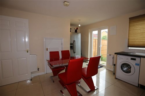 Photo 11 - Beautiful 4 beds Hillview House