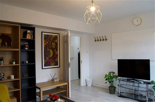 Photo 10 - Modern 1 Bedroom in Shadwell With Balcony