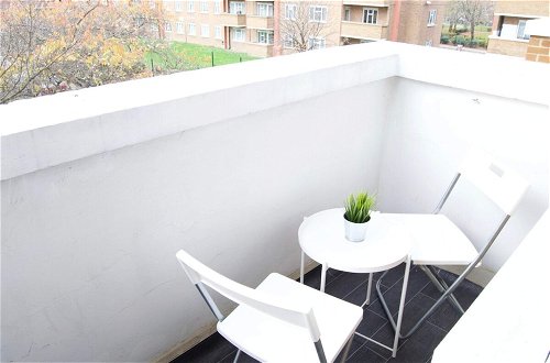 Foto 12 - Modern 1 Bedroom in Shadwell With Balcony