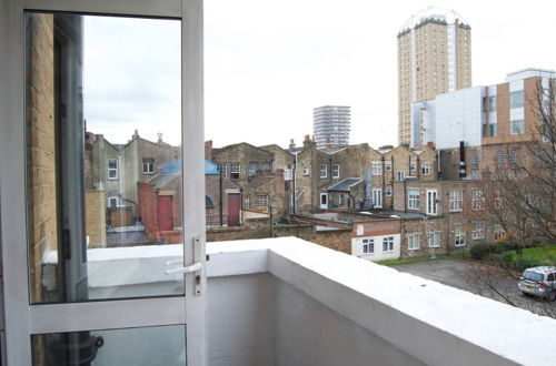 Photo 11 - Modern 1 Bedroom in Shadwell With Balcony