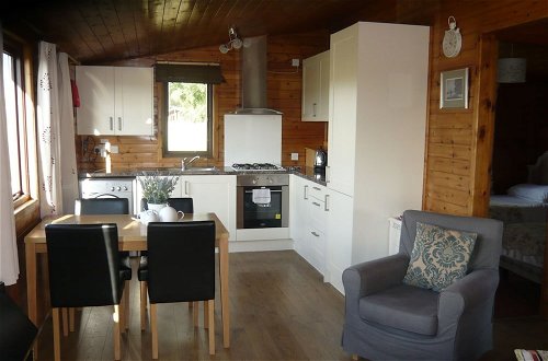 Photo 4 - Cosy Pine Lodge With far Reaching Country Views and Large sun Deck