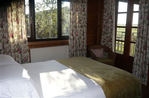 Photo 7 - Cosy Pine Lodge With far Reaching Country Views and Large sun Deck