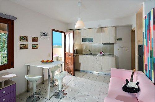 Foto 13 - Charming Retro Studio With Shared Pool and View